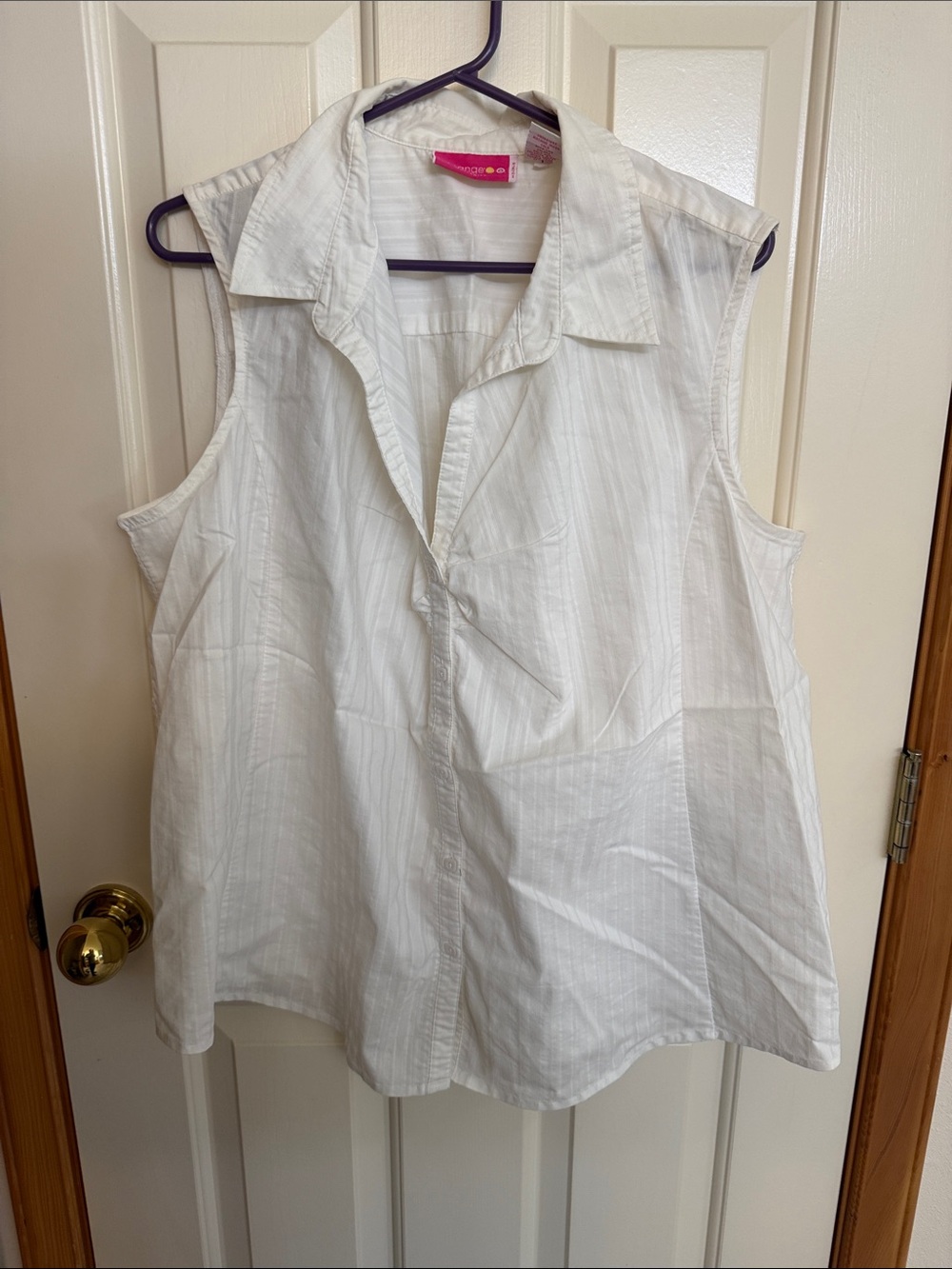 Liz Lange Cream Sleeveless Button-Up Maternity Top